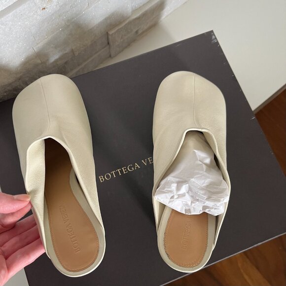 Bottega Veneta Beige Lambskin Leather ‘BV Bold’ Mule Heels - Picture 8 of 14